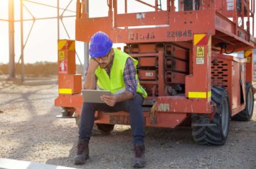 Ouvrier sur un chantier assis
